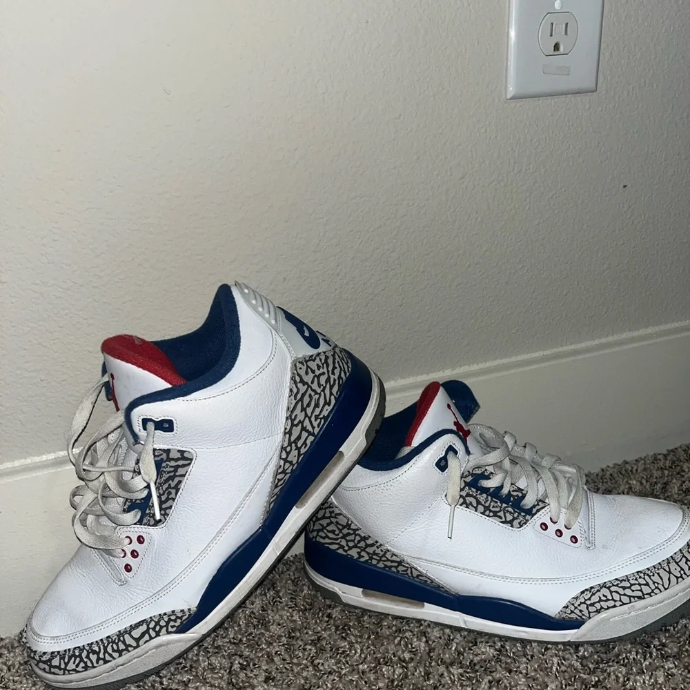 Jordan Men’s White/Blue/Red Retro Sneakers
